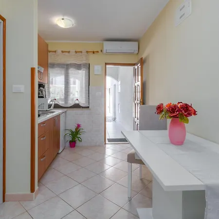 Apartment Bruna Mit Parkplatz, In Strandnaehe Porec