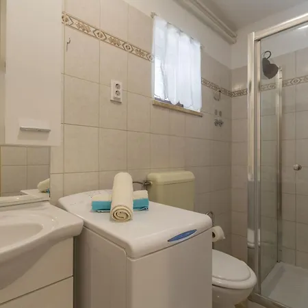 Bruna Mit Parkplatz, In Strandnaehe Apartment Porec