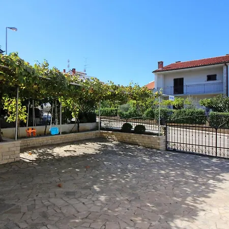 Bruna Mit Parkplatz, In Strandnaehe * Пореч
